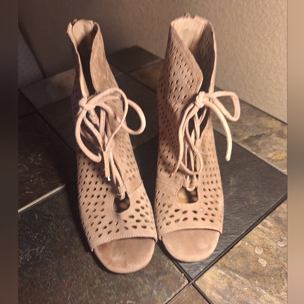 Arturo Chiang Tan Lace-Up Perforated Boots